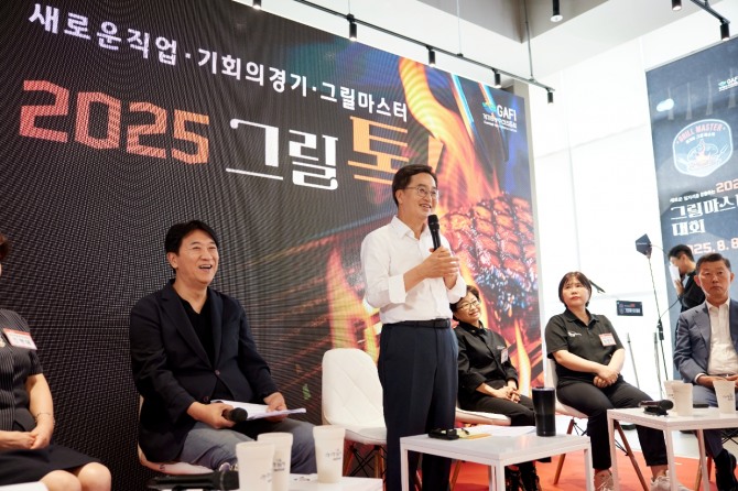 8일 용인시 한우 직판장에 참석한 김동연 경기도지사가 ‘그릴톡 현장 소통 토론회’에서 현장 종사자들을 격려하고 있다. 사진=경기도
