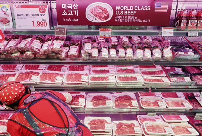 9일 유엔 식량농업기구(FAO)에 따르면 7월 세계식량가격지수는 전월 대비 1.6% 상승한 130.1포인트로 집계됐다. 서울의 한 대형마트에 미국산 소고기가 진열돼 있다. 사진=연합뉴스