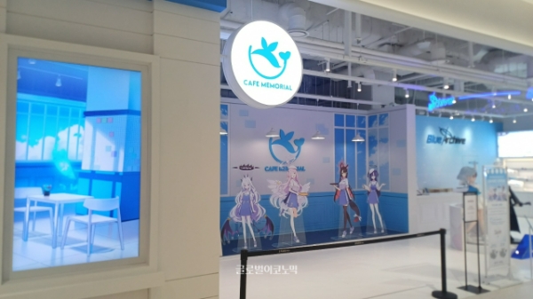 용산 아이파크몰 도파민 스테이션에 들어선 '카페 메모리얼'의 모습. 캐릭터는 왼쪽부터 '히나', '미카', '와카모', '유우카'. 사진=이원용 기자