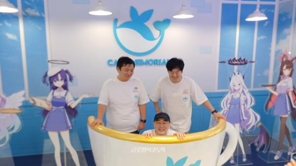 김용하 본부장이 기념 촬영 중 카운터 아래로 숨는 포즈를 취하고 있다. 사진=이원용 기자