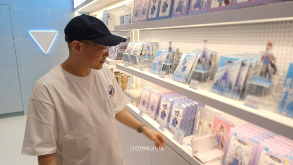 카페 메모리얼의 굿즈들을 살펴보는 김용하 본부장. 사진=이원용 기자