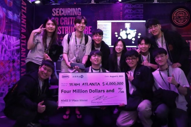삼성전자와 국내외 주요 대학이 연합해 출전한 '팀 애틀랜타(Team Atlanta)'가 지난 8일(현지시간) 미국 라스베이거스에서 개최된 세계 최대 보안 기술 경진 대회 'AI 사이버 챌린지(AIxCC)'에서 1위를 차지했다. 사진제공=삼성전자