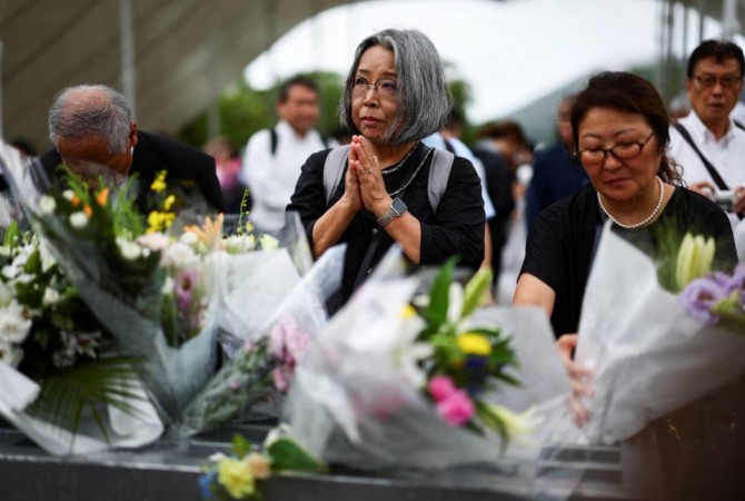 2025년 8월 9일, 일본 남서부 나가사키에 있는 나가사키 평화공원에서 열린 도시 폭격 80주년 기념식이 열리는 날, 참석자들이 희생자들을 위해 기도하고 있다. 사진=로이터