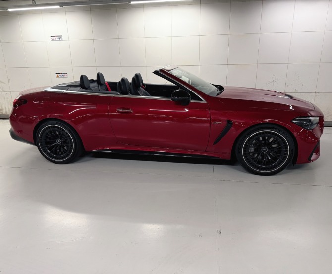 메르세데스-AMG CLE 53 4MATIC+ 카브리올레 측면부 및 오픈톱 개폐 모습. 사진=나연진 기자