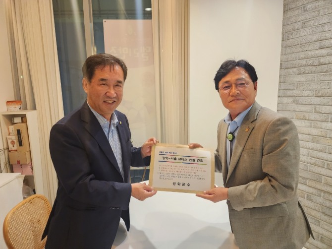 박용철(오른쪽) 강화군수는 지난 8일 국회 국토교통위원회 맹성규(왼쪽) 위원장을 직접 만나, 서울행 광역급행버스 ‘M버스’ 노선 신설을 요청하는 공식 건의서를 전달했다고 11일 밝혔다.    사진=강화군