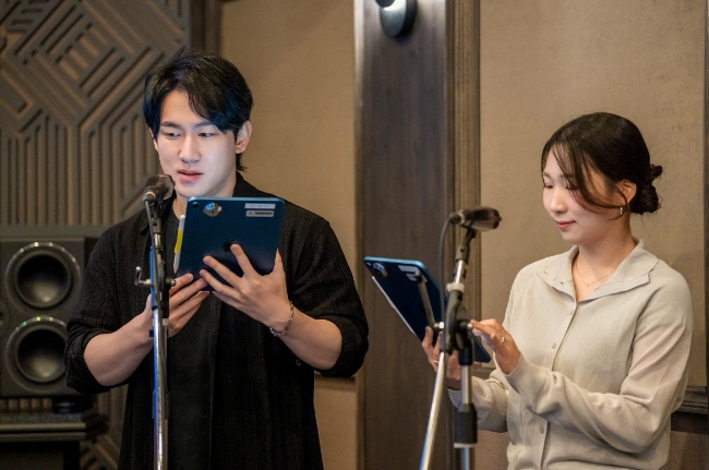 11일 서울 픽셀로직코리아 스튜디오에서 열린 '해외 콘텐츠 한국어 더빙 이야기' 세션에서는 케데헌의 루미 역과 진우 역을 맡은 성우 신나리와 민승우가 현장 시연을 진행했다. 이미지=넷플릭스