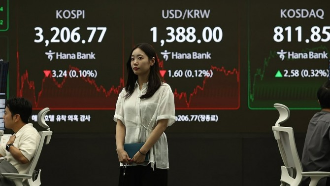 11일 서울 하나은행 본점 딜링룸에서 딜러들이 업무를 보고 있다. 사진=연합뉴스