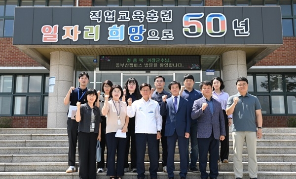 정종복 기장군수(좌측 세번째)와 이창열 학장(우측 세번째) 및 양 기관 관계자들이 업무협의를 마치고 기념촬영을 하고 있다. 사진=기장군