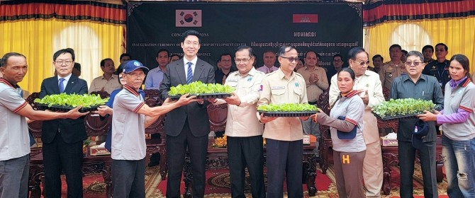 ㅍ한국농어촌공사는 최근 캄보디아에 산지 채소 연구소가 문을 여는 등 국제농업 협력사업(ODA)이 결실을 봤다고 12일 밝혔다. 사진=농어촌공사