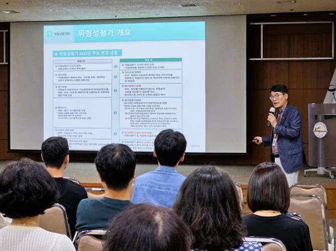 지난 7일 군청 아카데미홀에서 장성군 최근 담당 공무원을 대상으로 중대재해 예방 역량강화 교육이 실시되고 있다. 사진=전남 장성군