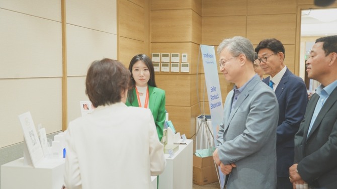지난 달 15일 열린 수출상담회에서 장인홍 구로구청장(왼쪽 세번째)이 참가기업 제품 전시 공간을 둘러보고 있다. 사진=구로구청