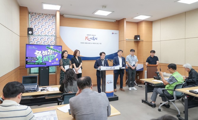 12일 시흥시의 내수 진작 특단 대책인 ‘흥해라 흥세일’추진에 관해 정호기 경제국장이 시청 브리핑룸에서 언론브리핑을 하고 있다. 사진=시흥시