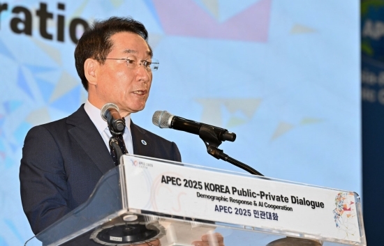 지난 11일 유정복 인천광역시장이 송도컨벤시아에서 '인구구조 변화와 대응' 및 'AI(인공지능) 협력'을 주제로 열린 ' APEC(아시아태평양경제협력체) 2025 민관 대화'에서 축사를 하고 있다. 사진=인천시