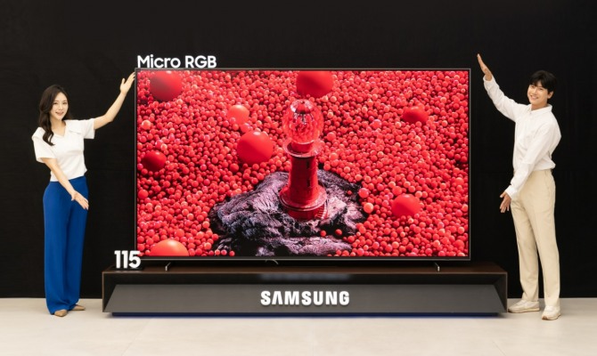 삼성전자 모델이 차세대 디스플레이 기술을 집약한 마이크로 RGB TV를 소개하고 있다. 사진=삼성전자