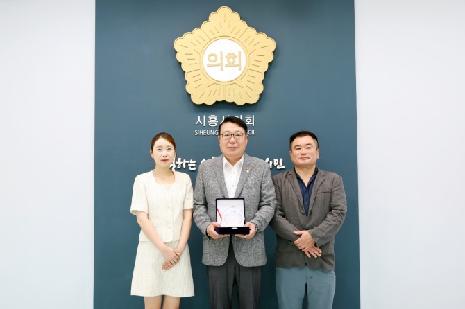 이봉관 시흥시의회 의원이 지난 8일, 2025년 시흥시 상인대학 3기 수료생 대표들로부터 감사패를 전달받고 기념촬영을 하고 있다. 사진=이봉관 시흥시의회 의원 