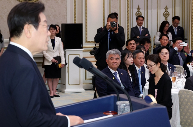 정원주 대우건설 회장이 11일 청와대 영빈관에서 열린 한·베트남 공식 만찬에서 이재명 대통령의 발언을 듣고 있다. 사진=연합뉴스 