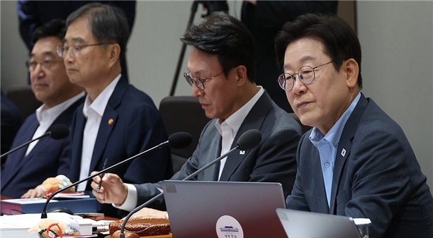 이재명 대통령(맨 오른쪽)이 지난 12일 서울 용산 대통령실에서 국무회의를 주재하고 있다. 사진=연합뉴스
