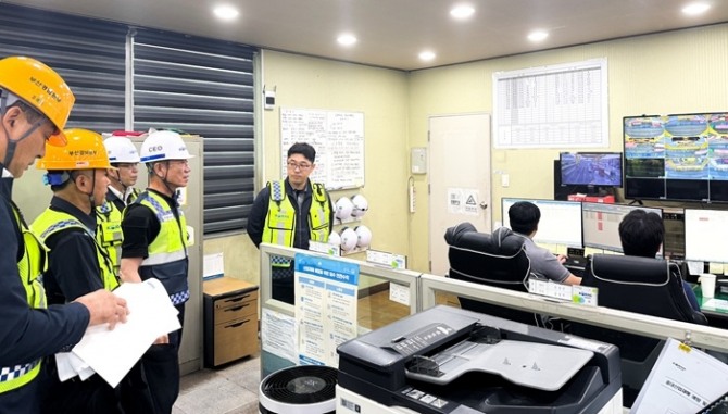 한국철도공사(코레일)가 지난 12일 부산신항 철송장에서 철도 물류 시설을 점검했다. 사진=코레일