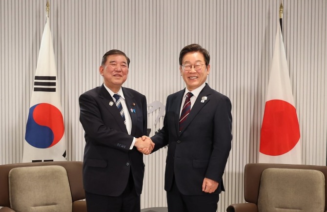 이재명 대통령이 지난 6월 17일(현지 시각) 캐나다 G7 정상회의장에서 이시바 시게루 일본 총리를 만나 한일 정상회담 기념 촬영을 하고 있다. 사진=연합뉴스