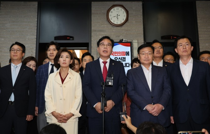 송언석 국민의힘 비상대책위원장 겸 원내대표가 13일 서울 여의도 국민의힘 당사에서 당사 압수수색과 관련해 입장을 밝히고 있다. 사진=연합뉴스
