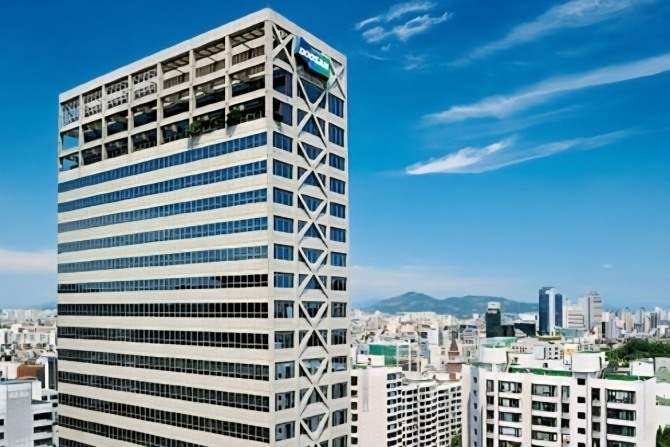 두산건설은 14일 반기보고서를 통해 올해 상반기 매출 8684억원, 영업이익 536억원, 당기순이익 357억원을 기록했다고 밝혔다. 매출은 전년 동기 대비 24.08% 줄었고 영업이익은 0.12% 증가했다. 순이익은 지난해 상반기와 비교해 7.20% 늘어났다. 서울 강남구 논현동 두산건설 본사. 사진=두산건설