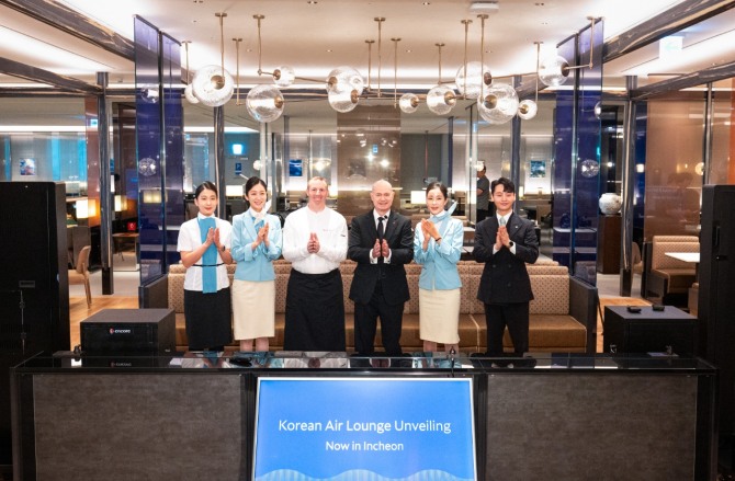 14일에 열린 사전 공개 행사에 참석한 David Pacey 대한항공 기내식기판 및 라운지 부문 부사장(왼쪽에서 네 번째)과 직원들이 기념사진을 촬영하고 있다. 사진=대한항공