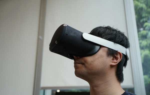 메타 플랫폼스 임직원이 VR HMD 시제품 '티라미수'를 착용한 모습. 사진=메타 플랫폼스 