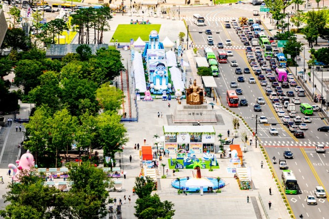 지난 7월 18일 광화문 광장 ‘2025 서울썸머비치’풍경. 사진=서울관광재단