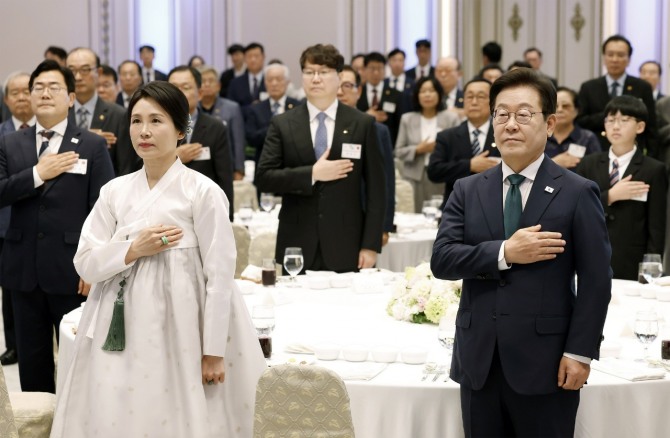 곽동신(뒷줄 가운데) 한미반도체 회장이 14일 청와대 영빈관에서 열린 '광복 80주년, 대통령의 초대' 행사에 참석해 국민의례를 하고 있다. 사진=한미반도체