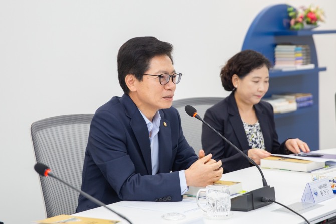 황정근 국회도서관장이 14일 국회도서관 3층 회의실에서 열린 기자간담회에서 인사말을 하고 있다.  사진=국회도서관
