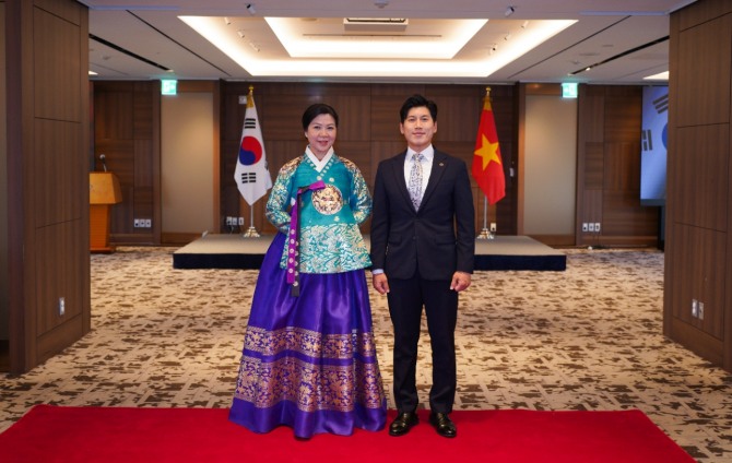 한문화진흥협회 정사무엘 회장(오른쪽)이 12일 롯데호텔에서 주관한 특별 문화외교 에서 응오 티 푸엉 리 여사와 기념촬영을 하고 있다. 사진=한문화진흥협회