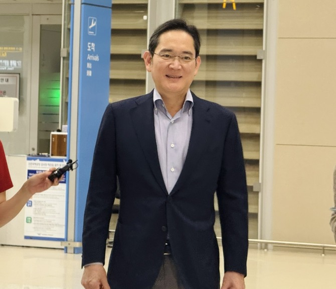 이재용 삼성전자 회장이 약 2주간의 미국 출장을 마치고 15일 새벽 인천국제공항을 통해 입국하고 있다. 사진=연합뉴스 