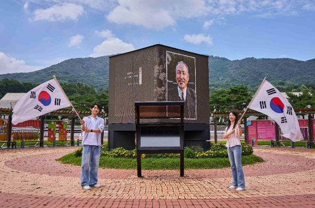 지난 14일 SKT와 독립기념관은 AI 기술로 복원한 독립운동가 영상을 공개했다. 사진은 고화질로 복원한 독립운동가의 영상이 나오는 LED 미디어큐브의 모습이다. 사진=SKT