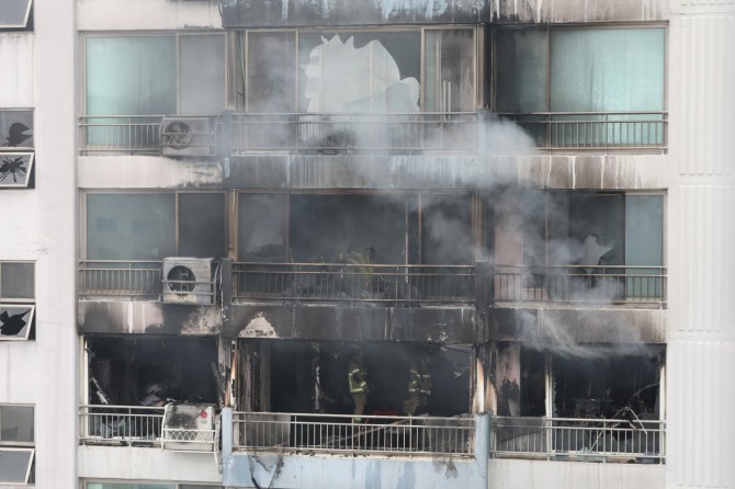17일 서울 마포구 창전동 한 아파트에서 화재가 발생, 소방대원들이 잔불을 정리하고 있다. 사진=연합