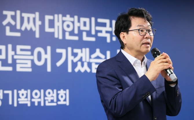 14일 서울 종로구 정부서울청사 창성동 별관에서 열린 국정기획위원회 해단식에서 이한주 위원장이 인사말을 하고 있다. 사진=연합