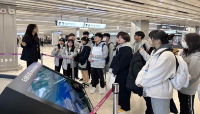 지난해 김포공항 소음대책지역의 청소년을 대상으로 실시한 김포시 청소년재단의 '공항과 상생하는 우리' 사업 김포공항 견학 모습. 사진=한국공항공사 