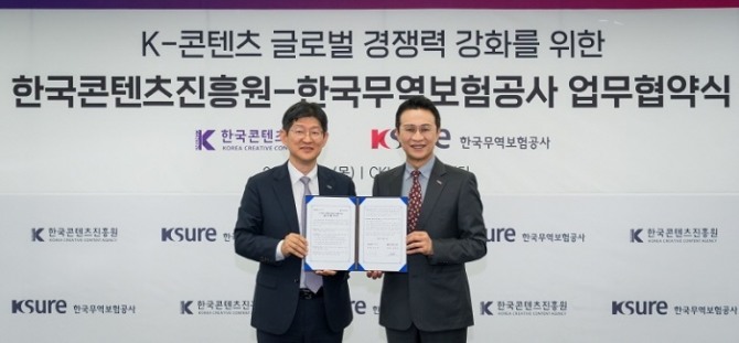 유현석 한국콘텐츠진흥원 원장직무대행(오른쪽)과 장진욱 무보 부사장이 14일 K-콘텐츠 글로벌 경쟁력 강화를 위한 업무협약을 체결했다. 사진=콘진원