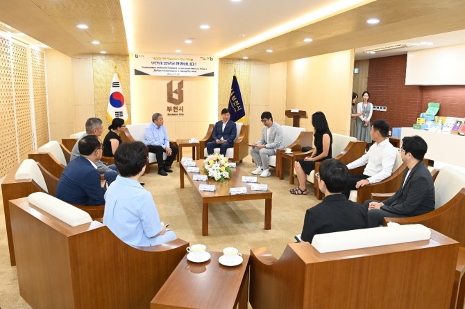 부천 조용익 시장과 차담회를 하는 독립유공자 후손.  사진=부천시