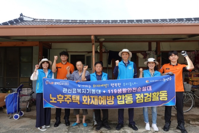 장흥소방서 119생활안전순찰대가 7월 31일부터 8월 31일까지 장흥읍을 포함한 10개 읍·면의 노후 공동주택 거주 취약계층 및 아동 170가구를 찾아간다. / 전남 장흥군=제공