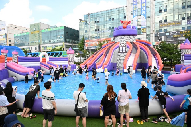 지난15일 안산서머페스타에 마련된 대형 워터풀장에서 물놀이를 즐기고 있다. 사진=안산시.