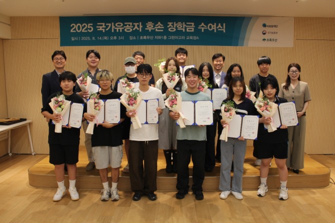 우미희망재단은 지난 14일 서울 중구 어린이재단빌딩에서 국가보훈부, 초록우산어린이재단과 함께 국가유공자 후손 장학금 수여식을 개최했다고 18일 밝혔다. 수여식에 참석한 국가유공자 후손들과 우미희망재단 관계자들이 기념촬영을 하는 모습. 사진=우미희망재단