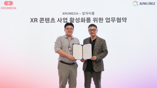 안호준 올림플래닛 부대표(왼쪽)와 신의현 알파서클 대표가 업무협약 기념촬영을 하고 있다. 사진=올림플래닛
