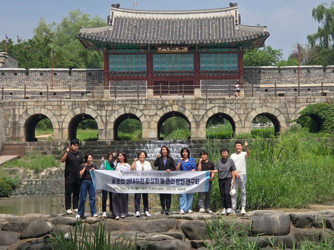 19일 인천 부평구의회 의원연구단체인 ‘굴포천 생태하천 활성화 및 관리 방안 연구회(대표의원: 정유정)’는 지난 18일 경기도 수원시 수원천 일원을 방문하고 간담회를 진행하고 있다.  사진=부평구의회
