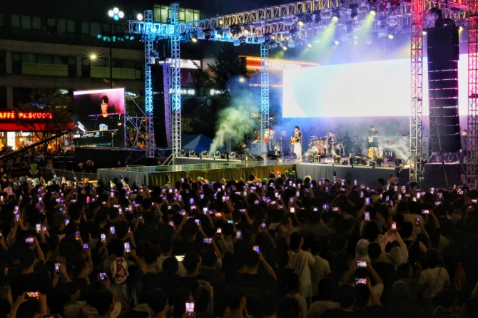 지난 16일 2025여르미오페스티벌 축제에서 10CM 공연을 하고 있다. 사진=안산문화재단 