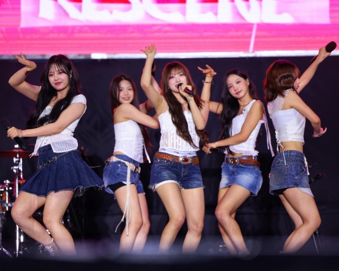 지난 16일 2025여르미오페스티벌 축제에서 신인 여자 아이돌 그룹 러브원과 리센느 공연을 하고 있다. 사진=안산문화재단