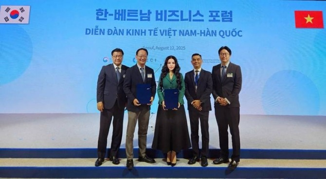레누투이즈엉 KN홀딩스 부회장(가운데)과 허욱 삼성물산 글로벌투자 부사장(왼쪽에서 두 번째)이 협력협약을 교환하고 있다. 사진=KH홀딩스