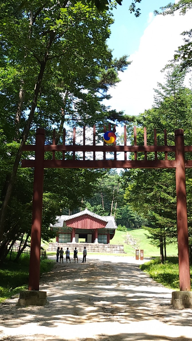 왕릉 산책, 백승훈 시인
