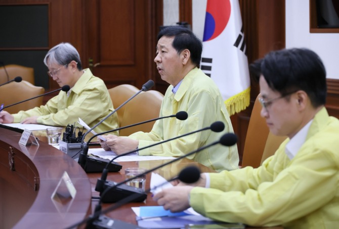 구윤철 부총리 겸 기획재정부 장관(가운데)이 20일 서울 종로구 정부서울청사에서 열린 산업경쟁력 강화 관계장관회의에서 발언하고 있다. 사진=연합뉴스