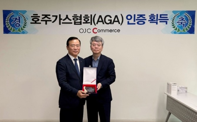 한국가스안전공사 박경국 사장(왼쪽)은 호주가스협회(AGA)의 인증을 획득한 국내 중소기업 을 방문해 성과를 기념하는 현장 행사에 참석했다. 사진=한국가스안전공사