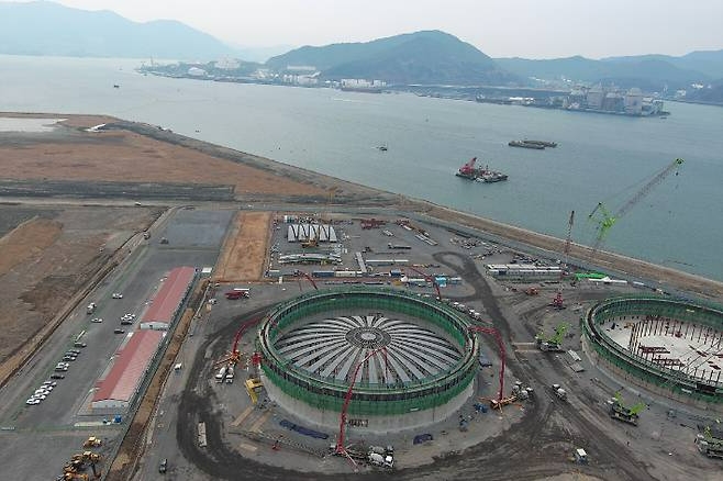 21일 금융감독원 전자공시시스템에 따르면 묘도연료전지발전은 전날 해산을 결의했다고 공시했다. 묘도연료전지발전은 BS한양의 자회사로 동북아LNG허브터미널 프로젝트의 일환으로 지난 2019년 출범했다. 동북아LNG허브터미널 공사현장. 사진=여수시